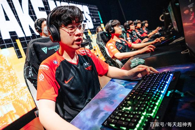 包含FLY力克DK，Gumayusi操刀奇招英雄翻盘焦点之战成都决赛之夜，让粉丝疯狂欢呼的词条