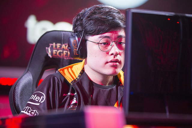 开云体育在线-TSM鏖战C9，369团战一打五顶尖较量小组赛，技惊四座