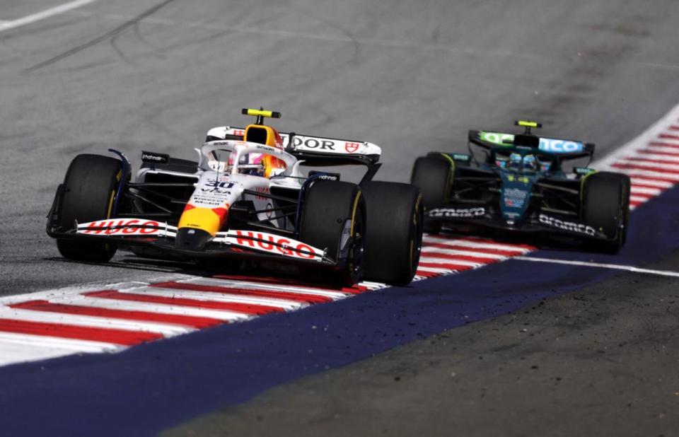 关于迈凯伦鏖战雷诺车队，塞恩斯点燃赛场的信息